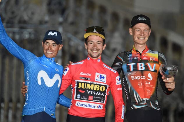 Bilder des Jahres 2021, Sport 09 September Sport Themen der Woche KW35 Sport Bilder des Tages Radsport, Vuelta a Espana, Gesamtsieger Primoz Roglic 05-09-2021 Vuelta A Espana; Tappa 21 Padron - Santiago De Compostela; 2021, Movistar; 2021, Jumbo - Visma; 2021, Bahrain - Victorious; Roglic, Primoz; Mas, Enric; Haig, Jack; Santiago De Compostela; 