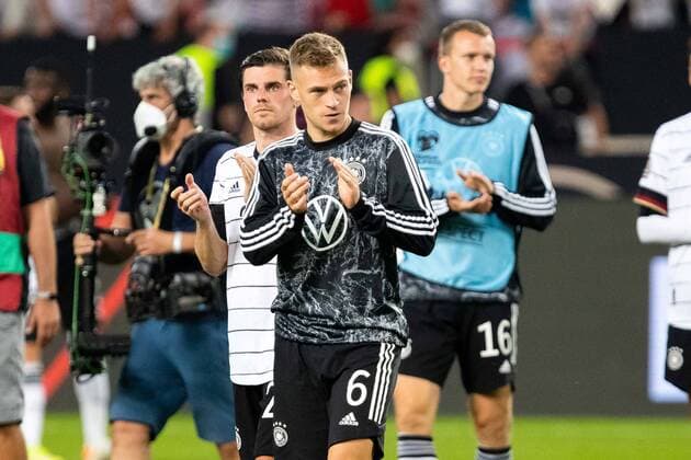 Endstand 6:0 fuer Deutschland. Das Team laesst sich von den Fans feiern Joshua Kimmich (Deutschland 06) GER, WM Qualifikation Deutschland vs Armenien in Stuttgart Mercedes-Benz Arena, 05.09.2021, DFB DFL REGULATIONS PROHIBIT ANY USE OF PHOTOGRAPHS AS IMAGE SEQUENCES AND OR QUASI-VIDEO WM Qualifikation 2021, Deutschland vs Armenien Stuttgart Copyright: xEibner-Pressefoto RogerxBuerkex EP_EER