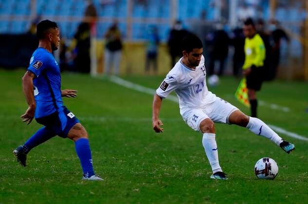Fußball, WM Quali, El Salvador - Honduras Jonathan Rubio (R) of Honduras controls the ball today, during a match for the qualifying rounds for the Qatar 2022 World Cup, at the Cuscatlan stadium in San Salvador, El Salvador 5 September 2021. El Salvador - Honduras !ACHTUNG: NUR REDAKTIONELLE NUTZUNG!  Copyright: xRodrigoxSurax AME2552 20210906-c023ebcb7f086a2da8a75fcc07e27f1ac1392ff9