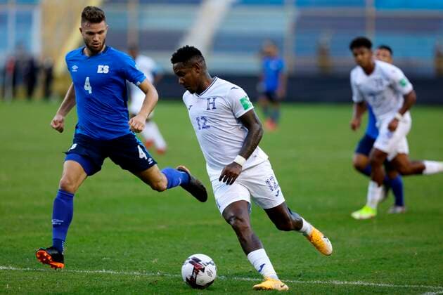 Fußball, WM Quali, El Salvador - Honduras Eriq Zavaleta of El Salvador disputes a ball with Romell Quioto of Honduras today, during a match for the qualifying rounds for the Qatar 2022 World Cup, at the Cuscatlan stadium in San Salvador, El Salvador 5 September 2021. El Salvador - Honduras !ACHTUNG: NUR REDAKTIONELLE NUTZUNG!  Copyright: xRodrigoxSurax AME2547 20210906-870ea08e8e83e5bea5b39c83c474ac3015bfa901