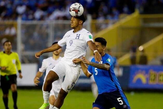 Fußball, WM Quali, El Salvador - Honduras Ronald Rodriguez of El Salvador disputes a ball with Antony Lozano of Honduras today, during a match for the qualifying rounds for the Qatar 2022 World Cup, at the Cuscatlan stadium in San Salvador, El Salvador 5 September 2021. El Salvador - Honduras !ACHTUNG: NUR REDAKTIONELLE NUTZUNG!  Copyright: xRodrigoxSurax AME2548 20210906-a2362dcb066dcb544931dfc0d9a3939d833d5e70
