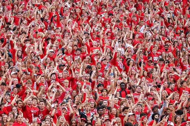 Bilder des Jahres 2021, Sport 09 September Sport Themen der Woche KW36 September 04, 2021: Wisconsin Badgers student section during the traditional Jump Around after the end of the third quarter during the NCAA, College League, USA Football game between the Penn State Nittany Lions and the Wisconsin Badgers at Camp Randall Stadium in Madison, WI. CSM Madison United States of America - ZUMAc04_ 20210904_zaf_c04_1384 Copyright: xDarrenxLeex