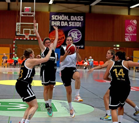 GSD zje123 DBBL Basketball Bundesliga Damen Testspiel Medical Instinct Veilchen BG74 - USV Jena Göttingens Ruzica Dzankic (am Ball) gegen Jenas Anna Metzdorf (links)