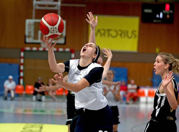 GSD zje123 DBBL Basketball Bundesliga Damen Testspiel Medical Instinct Veilchen BG74 - USV Jena Göttingens Ruzica Dzankic (am Ball) gegen Jenas Jill Brand