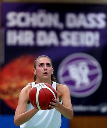 GSD zje123 DBBL Basketball Bundesliga Damen Testspiel Medical Instinct Veilchen BG74 - USV Jena Göttingens Marie Reichert (am Ball) gegen Jenas