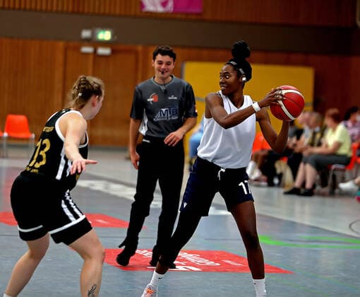 GSD zje123 DBBL Basketball Bundesliga Damen Testspiel Medical Instinct Veilchen BG74 - USV Jena Göttingens Morgan Pulling (am Ball) gegen Jenas Anna Metzdorf
