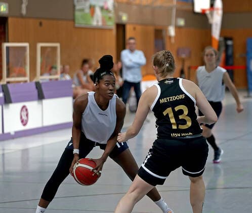 GSD zje123 DBBL Basketball Bundesliga Damen Testspiel Medical Instinct Veilchen BG74 - USV Jena Göttingens Morgan Pulling (am Ball) gegen Jenas Anna Metzdorf