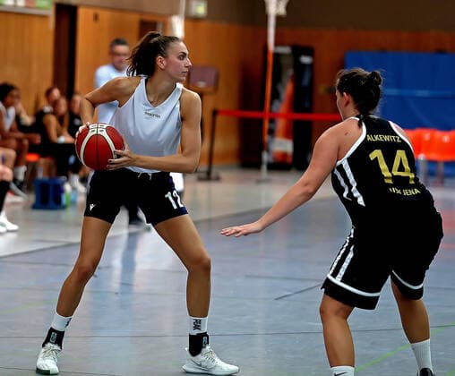 GSD zje123 DBBL Basketball Bundesliga Damen Testspiel Medical Instinct Veilchen BG74 - USV Jena Göttingens Marie Reichert (am Ball) gegen Jenas Denise Alkewitz
