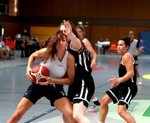 GSD zje123 DBBL Basketball Bundesliga Damen Testspiel Medical Instinct Veilchen BG74 - USV Jena Göttingens Marie Reichert (am Ball) gegen Jenas Vanessa Kajan