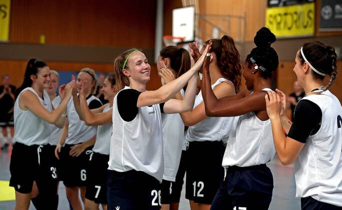 GSD zje123 DBBL Basketball Bundesliga Damen Testspiel Medical Instinct Veilchen BG74 - USV Jena Göttingens Lena Wenke mit Team