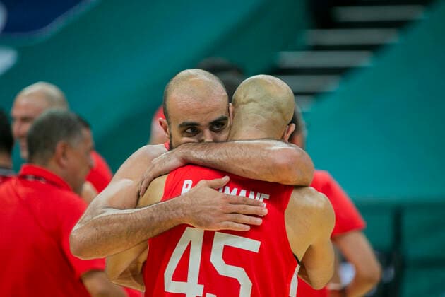 Basketball, Afrika-Meisterschaft, Finale, Tunesien - Elfenbeinküste (210906) -- KIGALI, Sept. 6, 2021 -- Makram Ben Romdhane (rear) of Tunisia hugs his teammate Radhouane Slimane after the final match between Tunisia and Cote d Ivoire at 2021 FIBA African Basketball Championship in Kigali, Rwanda, Sept. 5, 2021. (Photo by Xinhua) (SP)RWANDA-KIGALI-2021 AFRICAN BASKETBALL CHAMPIONSHIP-FINAL CyrilxNdegeya 