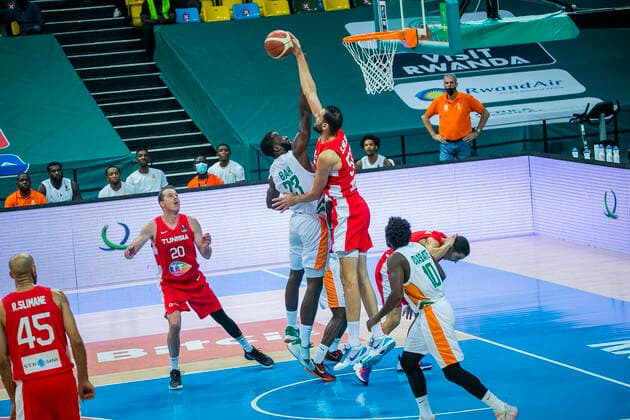 Basketball, Afrika-Meisterschaft, Finale, Tunesien - Elfenbeinküste (210906) -- KIGALI, Sept. 6, 2021 -- Cedric Bah (top L) of Cote d Ivoire vies for the ball during the final match between Tunisia and Cote d Ivoire at 2021 FIBA African Basketball Championship in Kigali, Rwanda, Sept. 5, 2021. (Photo by Xinhua) (SP)RWANDA-KIGALI-2021 AFRICAN BASKETBALL CHAMPIONSHIP-FINAL CyrilxNdegeya 