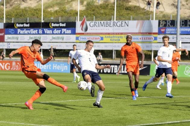 KATWIJK - Samir Lagsir of Netherlands U19 scores but is sidelined during the friendly match between Netherlands U19 and Italy U19 at Sportpark Nieuw Zuid on September 6, 2021 in Katwijk, Netherlands. ANP HH Friendly match 2021 2022 xVIxANPxSportx xGerritxvanxKeulenxIVx
