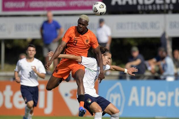 KATWIJK - (lr) Emanuel Emegha of Netherlands U19, Daniele Ghilardi of Italy U19 during the friendly match between Netherlands U19 and Italy U19 at Sportpark Nieuw Zuid on September 6, 2021 in Katwijk, Netherlands. ANP HH Friendly match 2021 2022 xVIxANPxSportx xGerritxvanxKeulenxIVx