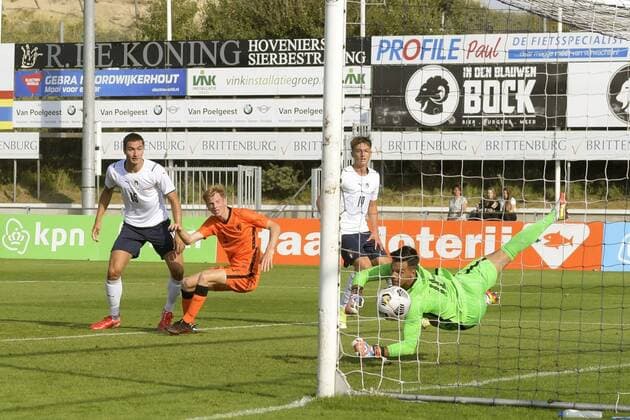 KATWIJK - Diego Coppola of Italy U19 scores (lr) Diego Coppola of Italy U19, Jurre van Aken of Netherlands U19, Tommaso Mancini of Italy U19, goalkeeper Tristian van den Heuvel of Netherlands U19 during the friendly match between Netherlands U19 and Italy U19 at Sportpark Nieuw Zuid on September 6, 2021 in Katwijk, Netherlands. ANP HH Friendly match 2021 2022 xVIxANPxSportx xGerritxvanxKeulenxIVx