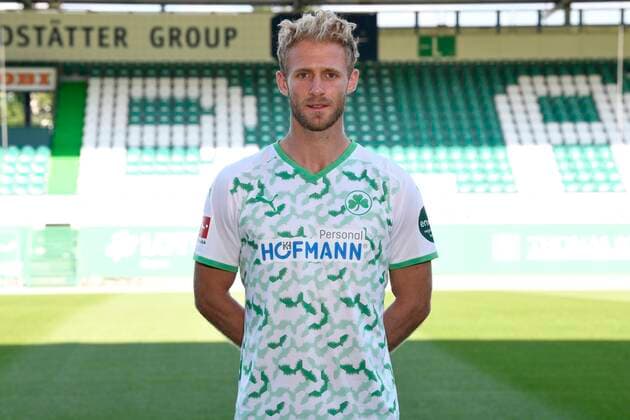 06.09.2021 - SpVgg Greuther Fürth ( Kleeblatt Spielvereinigung ) - 1. Fussball Bundesliga - Saison 2021 2022 - Fototermin Porträttermin - - Sebastian Griesbeck (22, SpVgg Greuther Fürth ) - Einzelbild Einzelfoto Portrait Porträt Kopfbild