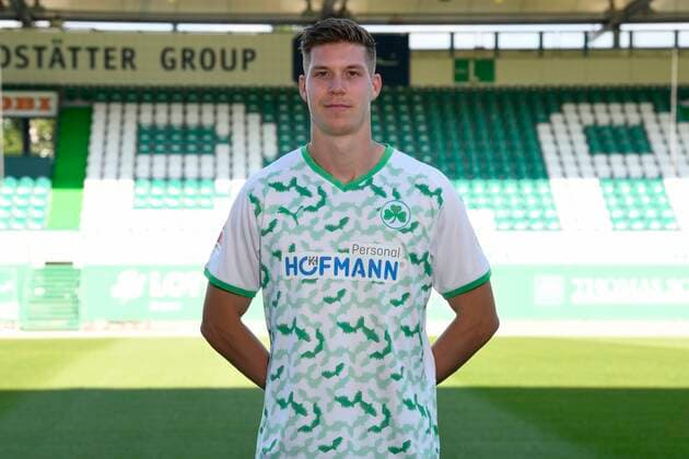06.09.2021 - SpVgg Greuther Fürth ( Kleeblatt Spielvereinigung ) - 1. Fussball Bundesliga - Saison 2021 2022 - Fototermin Porträttermin - - Cedric Itten (19, SpVgg Greuther Fürth ) - Einzelbild Einzelfoto Portrait Porträt Kopfbild