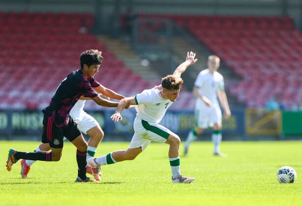 Under 17 International Friendly, Länderspiel, Nationalmannschaft Turner s Cross, Cork 7 9 2021 Republic of Ireland U17, U 17 vs Mexico U17 Ireland™s Kevin Zefi is hauled back by Mexico™s Edwin Avalos Kevin Zefi is hauled back by Edwin Avalos 7 9 2021  Copyright: x INPHO KenxSuttonx inp_irl_vs_mex_1156