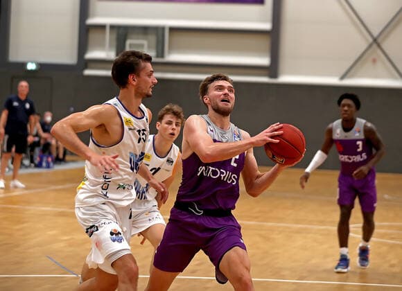 GSD zje123 BBL Easy Ctredit Basketball Saison 2021 22 Testspiel BG Göttingen - Okapi Aalst Göttingens Jake Toolson (am Ball) gegem Aalst Dorian Marchant