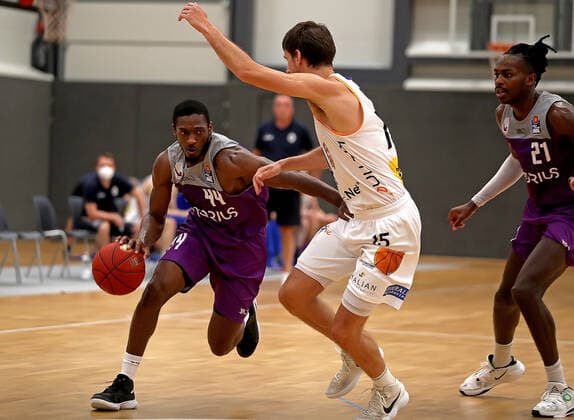 GSD zje123 BBL Easy Ctredit Basketball Saison 2021 22 Testspiel BG Göttingen - Okapi Aalst Göttingens Kamar Baldwin (am Ball) gegem Aalst Dorian Marchant