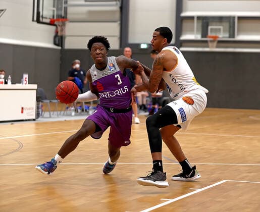 GSD zje123 BBL Easy Ctredit Basketball Saison 2021 22 Testspiel BG Göttingen - Okapi Aalst Göttingens Zack Bryant (am Ball) gegem Aalst Deontae Hawkins