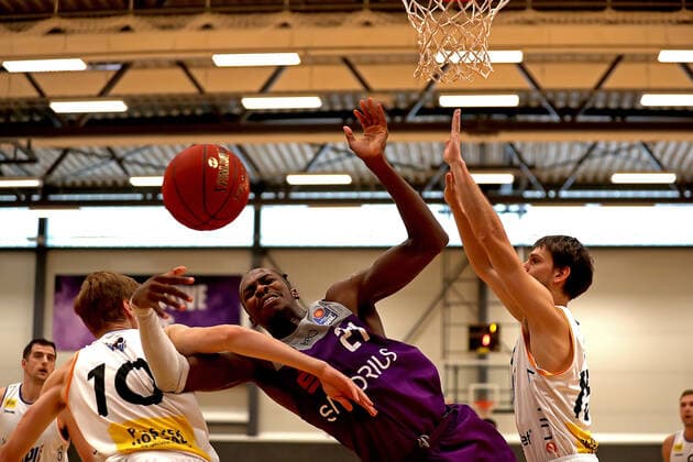 Sport Bilder des Tages GSD zje123 BBL Easy Ctredit Basketball Saison 2021 22 Testspiel BG Göttingen - Okapi Aalst Göttingens James Dickey (am Ball) gegem Aalst Siebe Ledegen (links) und Shavon Coleman (rechts)