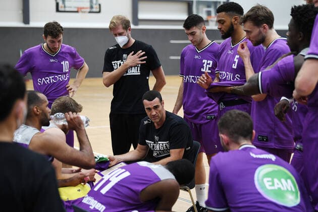 BG Göttingen - Okapi BC Aalst 07.09.2021, Basketball-Bundesliga, Saison 2021 2022, Vorbereitung, BG Göttingen - Okapi BC Aalst. Göttingens Trainer Roel Moors (M). Göttingen Niedersachsen Deutschland