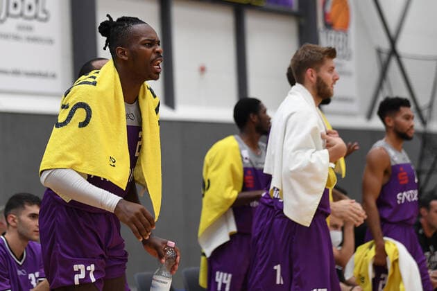 BG Göttingen - Okapi BC Aalst 07.09.2021, Basketball-Bundesliga, Saison 2021 2022, Vorbereitung, BG Göttingen - Okapi BC Aalst. Göttingens James Dickey (l) und Göttingens Mathis Mönninghoff. Göttingen Niedersachsen Deutschland