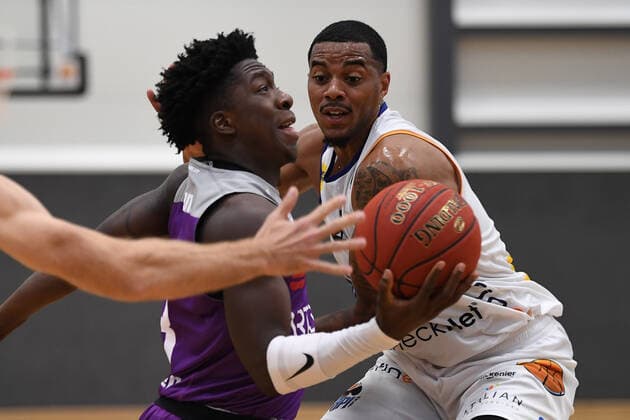 BG Göttingen - Okapi BC Aalst 07.09.2021, Basketball-Bundesliga, Saison 2021 2022, Vorbereitung, BG Göttingen - Okapi BC Aalst. Göttingens Zack Bryant spielt gegen Deontae Hawkins. Göttingen Niedersachsen Deutschland