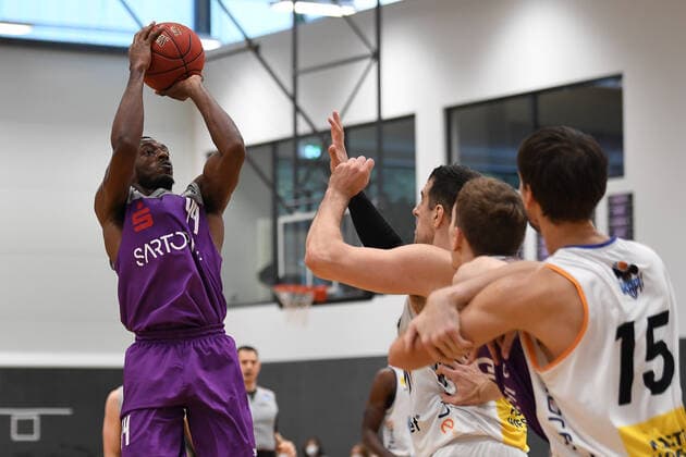 BG Göttingen - Okapi BC Aalst 07.09.2021, Basketball-Bundesliga, Saison 2021 2022, Vorbereitung, BG Göttingen - Okapi BC Aalst. Göttingens Kamar Baldwin wirft auf den Korb. Göttingen Niedersachsen Deutschland