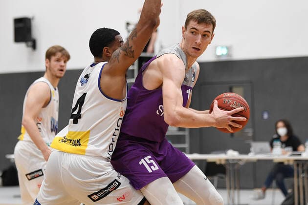 BG Göttingen - Okapi BC Aalst 07.09.2021, Basketball-Bundesliga, Saison 2021 2022, Vorbereitung, BG Göttingen - Okapi BC Aalst. Göttingens Philipp Hartwich (r) spielt gegen Deontae Hawkins. Göttingen Niedersachsen Deutschland