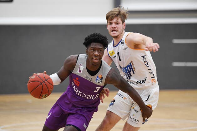 BG Göttingen - Okapi BC Aalst 07.09.2021, Basketball-Bundesliga, Saison 2021 2022, Vorbereitung, BG Göttingen - Okapi BC Aalst. Göttingens Zack Bryant (l) spielt gegen Boyd van der Vuurst de Vries. Göttingen Niedersachsen Deutschland