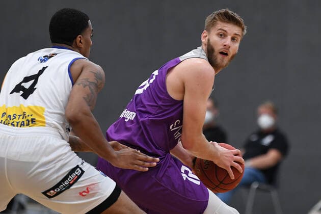 BG Göttingen - Okapi BC Aalst 07.09.2021, Basketball-Bundesliga, Saison 2021 2022, Vorbereitung, BG Göttingen - Okapi BC Aalst. Göttingens Mathis Mönninghoff (r) spielt gegen Dorian Marchant. Göttingen Niedersachsen Deutschland