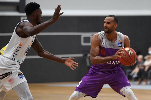 BG Göttingen - Okapi BC Aalst 07.09.2021, Basketball-Bundesliga, Saison 2021 2022, Vorbereitung, BG Göttingen - Okapi BC Aalst. Göttingens Akeem Vargas am Ball. Göttingen Niedersachsen Deutschland