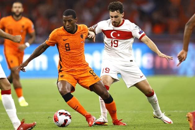 AMSTERDAM - (lr) Georginio Wijnaldum of Holland, Orkun Kokcu of Turkye during the World Cup qualifier match between the Netherlands and Turkey at the Johan Cruijff ArenA on September 07, 2021 in Amsterdam, Netherlands. ANP MAURICE VAN STEEN FIFA World Cup, WM, Weltmeisterschaft, Fussball Qualifier 2021 2022 xVIxANPxSportx xxANPxIVx