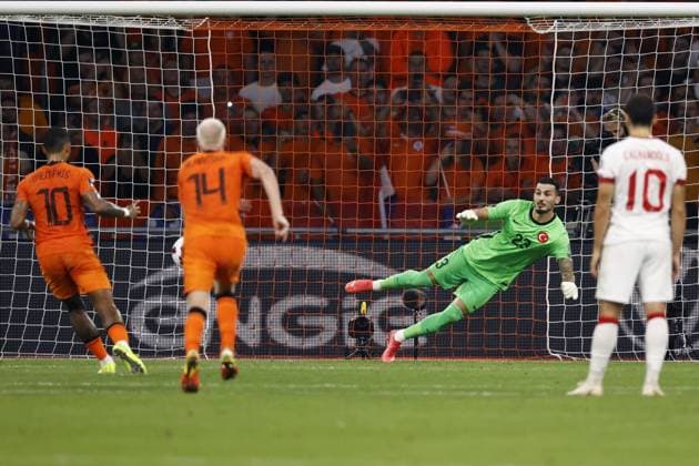 AMSTERDAM - (lr) Memphis Depay of Holland scores the 3-0, Turkye goalkeeper Ugurcan Cakir during the World Cup qualifier match between the Netherlands and Turkey at the Johan Cruijff ArenA on September 07, 2021 in Amsterdam, Netherlands. ANP MAURICE VAN STEEN FIFA World Cup, WM, Weltmeisterschaft, Fussball Qualifier 2021 2022 xVIxANPxSportx xxANPxIVx