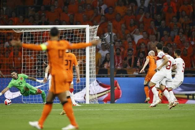 AMSTERDAM - (lr) Turkye goalkeeper Ugurcan Cakir, Davy Klaassen of Holland scores the 1-0 during the World Cup qualifying match between the Netherlands and Turkey at the Johan Cruijff ArenA on September 07, 2021 in Amsterdam, Netherlands. ANP MAURICE VAN STEEN FIFA World Cup, WM, Weltmeisterschaft, Fussball Qualifier 2021 2022 xVIxANPxSportx xxANPxIVx