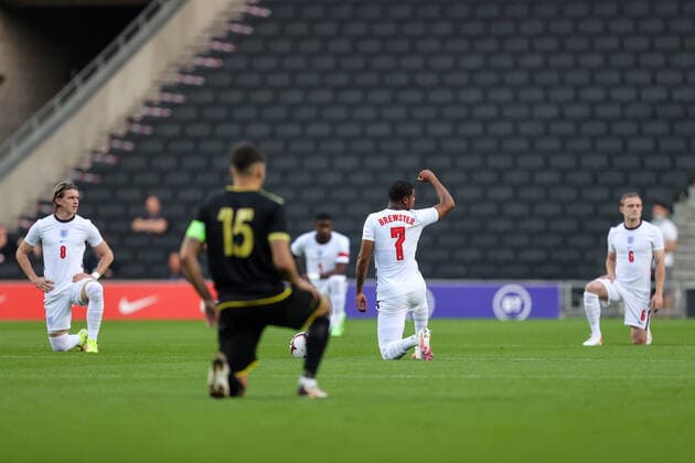 England v Kosovo U21, U 21 7 September 2021, Milton Keynes - UEFA U21 Qualifier - England v Kosovo U21 - Rhian Brewster of England raises his fist as he takes the knee - Photo: Charlotte Wilson Offside. Milton Keynes UK Copyright: xCharlottexWilsonx xOffsidexOffside