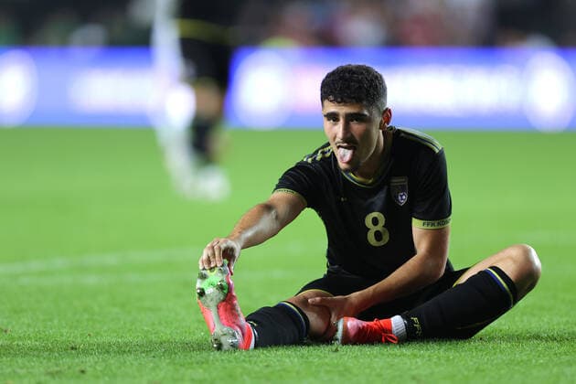 England v Kosovo U21, U 21 7 September 2021, Milton Keynes - UEFA U21 Qualifier - England v Kosovo U21 - Ismet Lushaku of Kosovo looks his tired as he stretches his leg - Photo: Charlotte Wilson Offside. Milton Keynes UK Copyright: xCharlottexWilsonx xOffsidexOffside