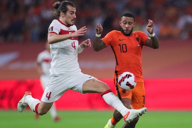 (210908) -- AMSTERDAM, Sept. 8, 2021 -- Caglar Soyuncu (L) of Turkey defends Memphis Depay of the Netherlands during the FIFA World Cup, WM, Weltmeisterschaft, Fussball 2022 European qualifying round group G match between the Netherlands and Turkey in Amsterdam, the Netherlands, Sept. 7, 2021. ) (SP)NETHERLANDS-AMSTERDAM-FOOTBALL-FIFA WORLD CUP QUALIFIER-NETHERLANDS VS TURKEY ZhengxHuansong 