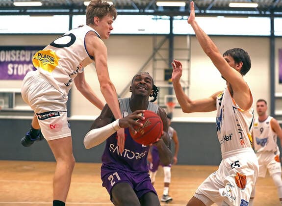 GSD zje123 BBL Easy Ctredit Basketball Saison 2021 22 Testspiel BG Göttingen - Okapi Aalst Göttingens James Dickey (am Ball) gegen Siebe Lledegen und Dorian Marchant (rechts)