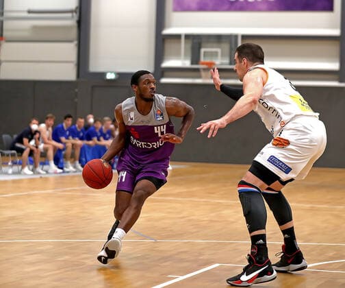 GSD zje123 BBL Easy Ctredit Basketball Saison 2021 22 Testspiel BG Göttingen - Okapi Aalst Göttingens Kamar Baldwin (am Ball) gegen Aalst Iven Maras