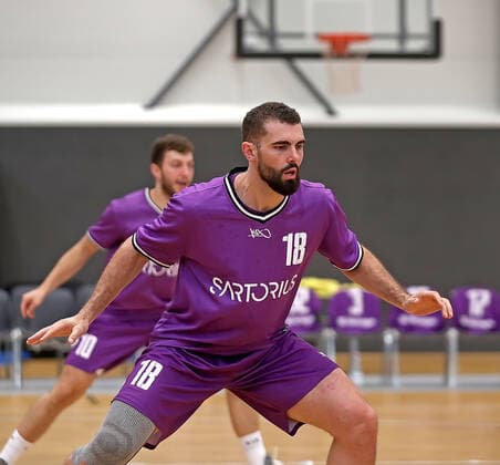 GSD zje123 BBL Easy Ctredit Basketball Saison 2021 22 Testspiel BG Göttingen - Okapi Aalst Göttingens Harper Kamp beim aufwärmen