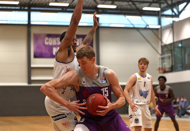 GSD zje123 BBL Easy Ctredit Basketball Saison 2021 22 Testspiel BG Göttingen - Okapi Aalst Göttingens Philipp Hartwich (am Ball) gegen Deontae Hawkins