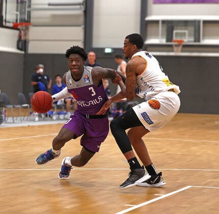 GSD zje123 BBL Easy Ctredit Basketball Saison 2021 22 Testspiel BG Göttingen - Okapi Aalst Göttingens Zack Bryant (am Ball) gegen Deontae Hawkins