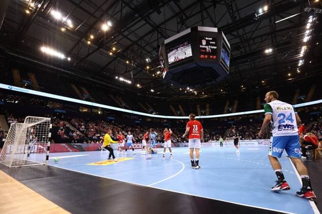 8.9.2021, Handball, Herren, 1.BL, Saison 2021 2022, HSV Hamburg - Frisch Auf Göppingen in Hamburg Übersicht einer Spielszene aus der Barclays Arena. Die Unterränge sind mit bis zu 3000 Zuschauern gefüllt. Hamburg Barclays Arena Hamburg Deutschland
