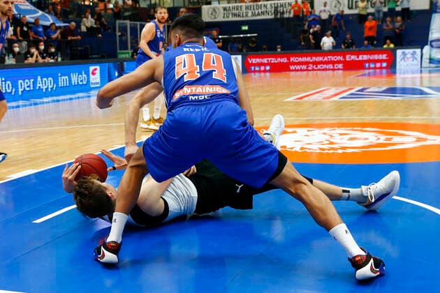 BBL easyCredit Basketball BundesligaVorbereitungsspiel in der Stadthalle Weißenfels für die Saison 2021-2022 Syntainics MBC gegen Medi Bayreuth Nikolas Rebic (Syntainics MBC 44) rechts Andreas Seiferth (Medi Bayreuth 11) links