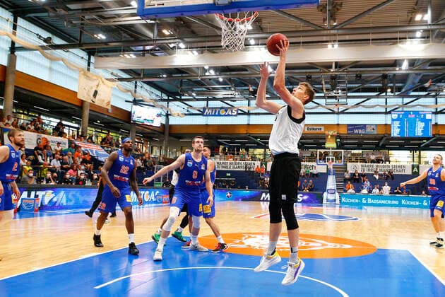 BBL easyCredit Basketball BundesligaVorbereitungsspiel in der Stadthalle Weißenfels für die Saison 2021-2022 Syntainics MBC gegen Medi Bayreuth Johannes Richter (Syntainics MBC 8) links Andreas Seiferth (Medi Bayreuth 11) rechts