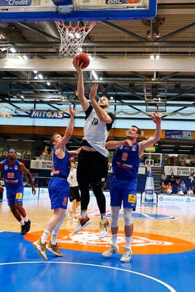 BBL easyCredit Basketball BundesligaVorbereitungsspiel in der Stadthalle Weißenfels für die Saison 2021-2022 Syntainics MBC gegen Medi Bayreuth Johannes Richter (Syntainics MBC 8) rechts Martynas Sajus ( Medi Bayreuth 19) mitte