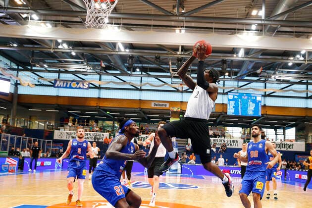 BBL easyCredit Basketball BundesligaVorbereitungsspiel in der Stadthalle Weißenfels für die Saison 2021-2022 Syntainics MBC gegen Medi Bayreuth Chris Coffey (Syntainics MBC 22) links Sacar Anim ( Medi Bayreuth 2) rechts